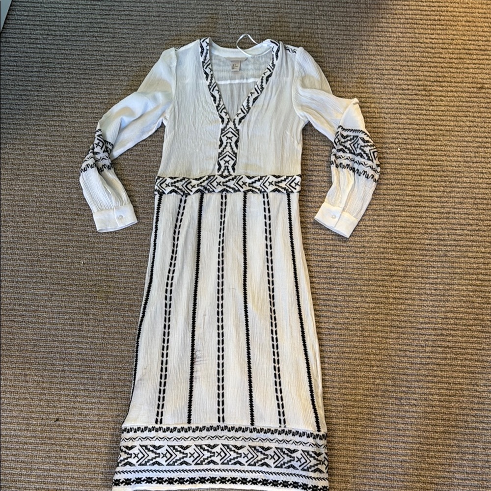 H&M White and Black V-Neck Sheath Dress with Bishop Sleeves